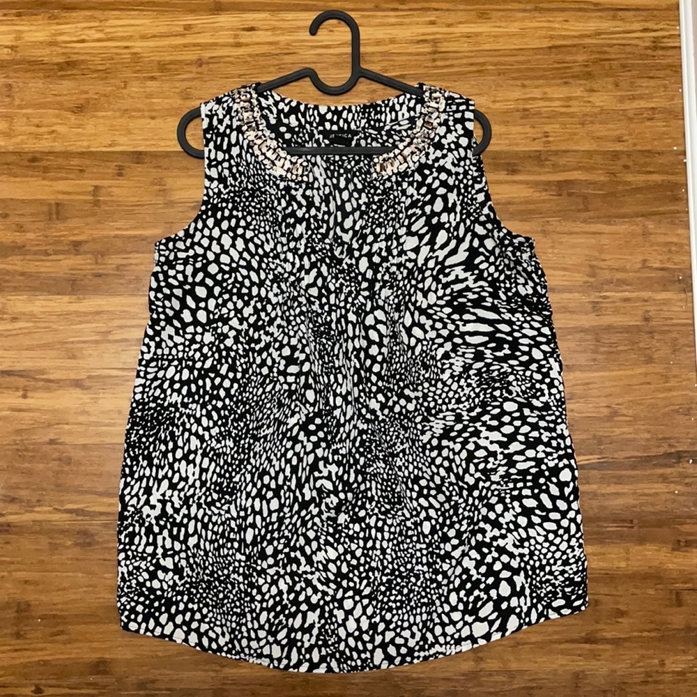 Jessica Black and white tank top style Blouse